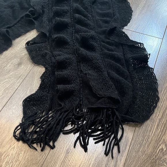 Black scarf with fringe - Picture 3 of 5